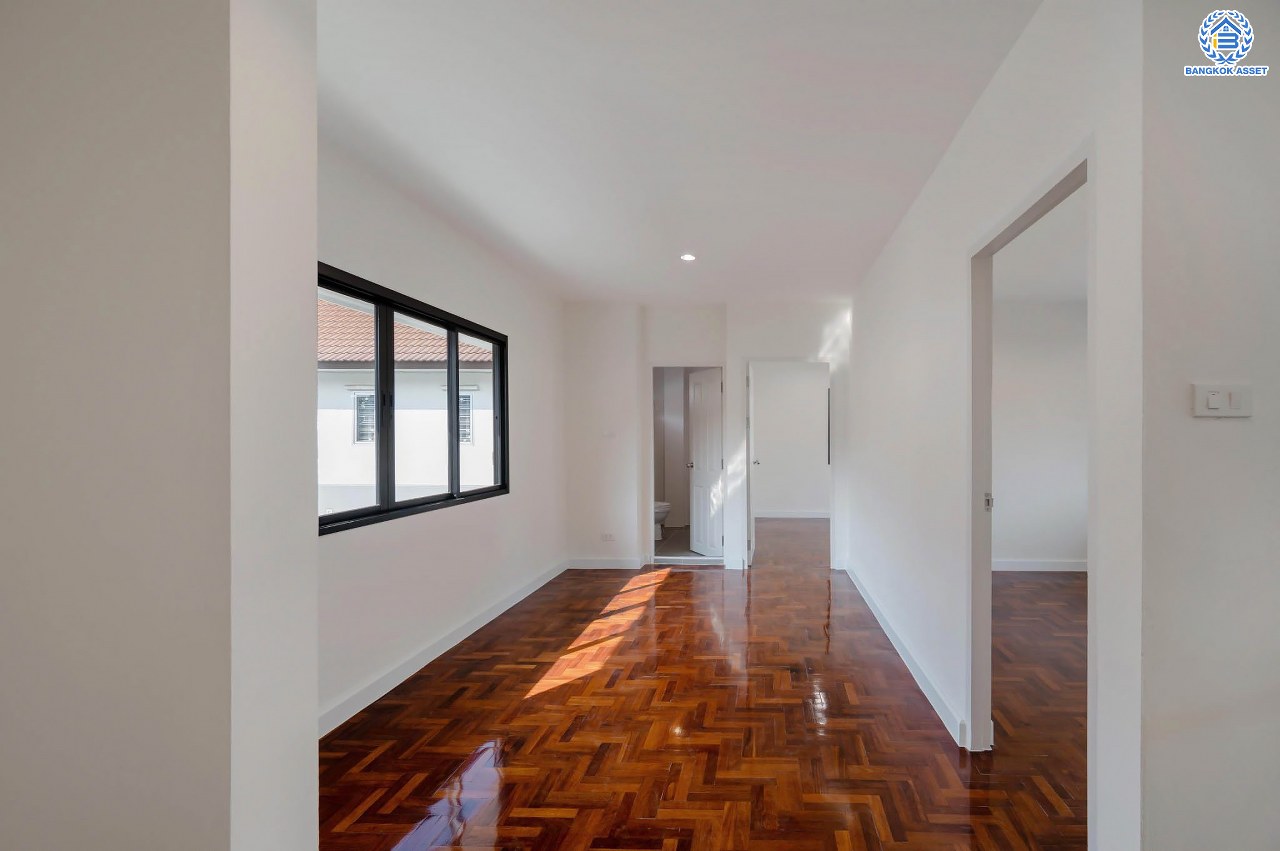 บ้านมือสองตกแต่งใหม่ โครงการ ซอยนวนิช ปากเกร็ด เนื้อที่ 45 ตร.ว. พื้นที่ใช้สอยมากกว่า 164.5 ตร.ม. พร้อมฟังก์ชัน 3 ห้องนอน 3 ห้องน้ำ 1 ห้องอเนกประสงค์ จอดรถได้ 1 คัน บนทำเลเมือง ใกล้เซ็นทรัลแจ้งวัฒนะ จุดขึ้นทางด่วน "แจ้งวัฒนะ" และรถไฟฟ้าสายสีชมพู "สถานีเลี่ยงเมืองปากเกร็ด"...